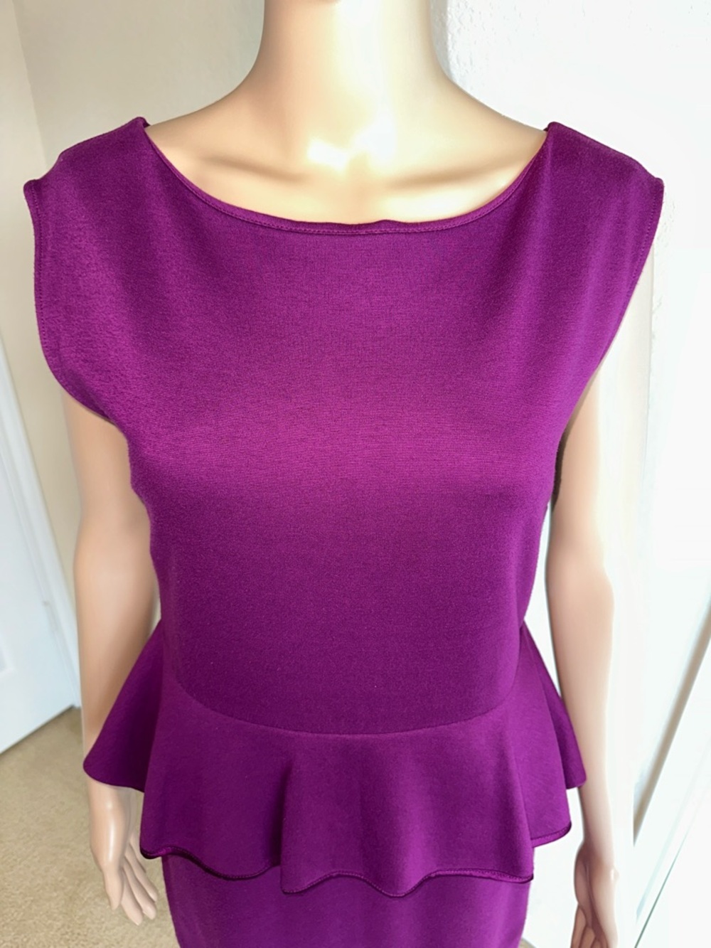 Alice + Olivia Magenta Sheath Dress with Peplum Detail Size 12 - Picture 4 of 12